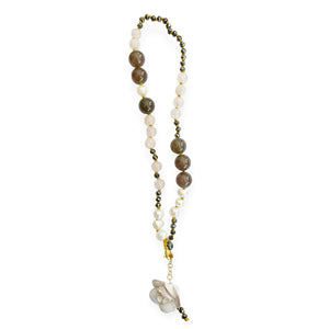 Collana "ROSA" con pietre dure, perle di fiume e fiore pendente in ceramica