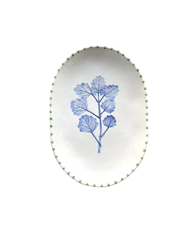 Vassoio in ceramica con impressioni vegetali