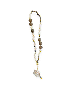 Collana "ROSA" con pietre dure, perle di fiume e fiore pendente in ceramica