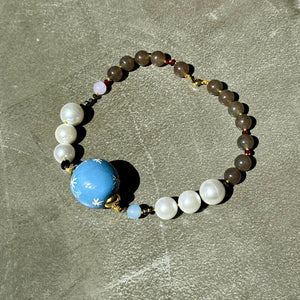 Collana "DAMA" con pietre dure, perle di fiume e ciondolo in ceramica
