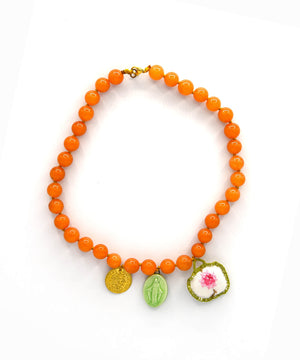 Collana "UPcycle" pietre dure arancioni, ceramica e ciondoli ricamati