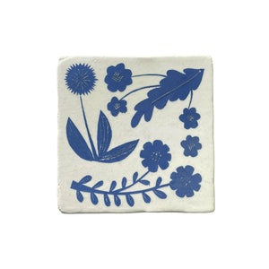 Mattonella "Fiori blu" in ceramica dipinta a mano